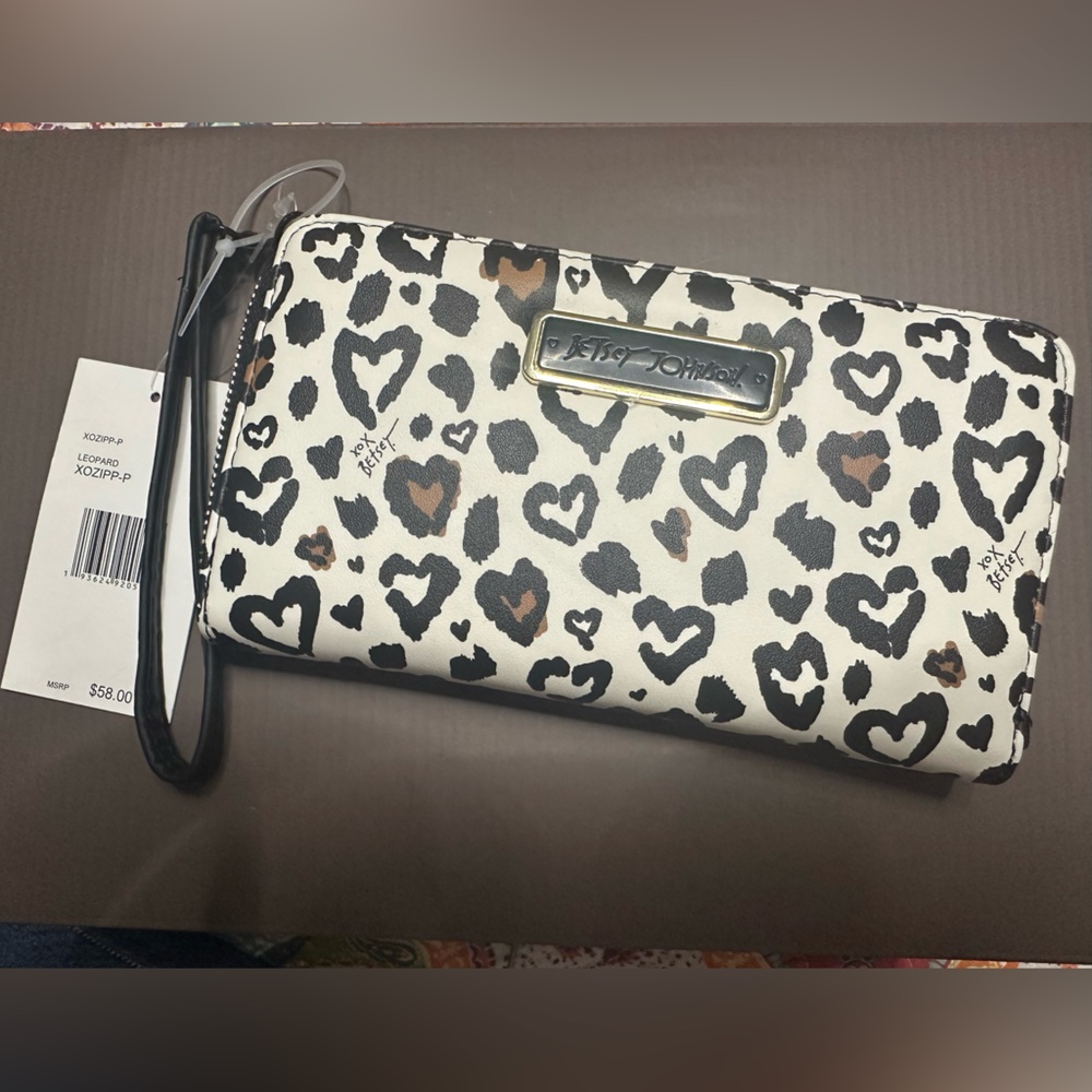 Betsey Johnson Wild Heart leopard Print Wristlet xozipp-p